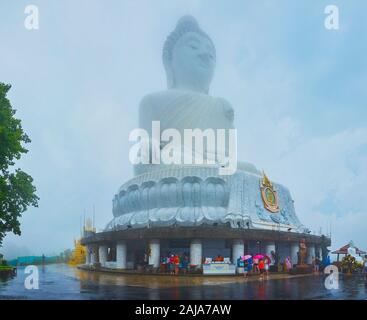 Hua Hin, Thailand - 30 april, 2019: Das Misty regnerischen Wetter auf Nakkerd Hill mit Blick auf Ming Mongkol Buddha Bild (Big Buddha Tempel), am 30. April Stockfoto