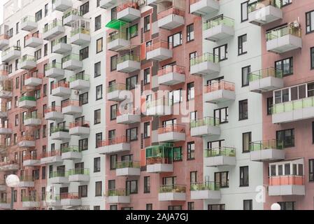 Multystoried Häuser. Neue Wohnung Gebäude in neuen Moskau. Die Bewohner sind Umbau neue Balkone. Stockfoto
