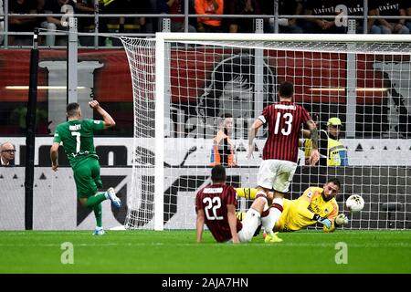 Mailand, Italien. 29. September 2019: Gianluigi Donnarumma (R) der AC Mailand ist eine auf Franck Ribery (L) des ACF Fiorentina in der Serie A Fußballspiel zwischen AC Mailand und ACF Fiorentina speichern. ACF Fiorentina gewann 3-1 über AC Mailand. Credit: Nicolò Campo/Alamy leben Nachrichten Stockfoto