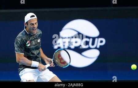 3. Januar 2020; RAC Arena, Perth, Western Australia; ATP-wm Australien, Perth, Tag 1, Russland gegen Italien; Stefano Travaglia von Italien reagiert auf seinem Schoß gegen Karen Khachanov Russlands - Redaktionelle Verwendung Stockfoto