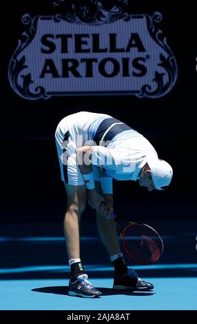 3. Januar 2020; RAC Arena, Perth, Western Australia; ATP-wm Australien, Perth, Tag 1,; USA v Norwegen John Isner der USA reagiert auf seinem Schoß gegen Casper Ruud von Norwegen - Redaktionelle Verwendung Stockfoto