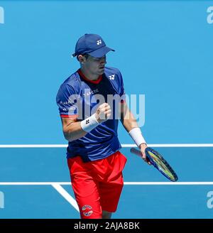 3. Januar 2020; RAC Arena, Perth, Western Australia; ATP-wm Australien, Perth, Tag 1,; USA v Norwegen Casper Ruud Norwegen reagiert auf seinem Schoß gegen John Isner der USA - Redaktionelle Verwendung Stockfoto