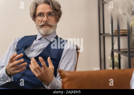 Mann in der Brille über seine Probleme sprechen Stockfoto