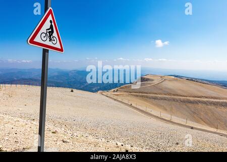 Radfahrer auf dem Weg zum Mont Ventoux, Provence, Frankreich Stockfoto