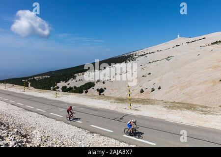 Radfahrer auf dem Weg zum Mont Ventoux, Provence, Frankreich Stockfoto