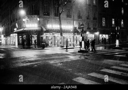 PARIS WINTER - Fußgänger kämpfen WIEDER EINE STARKE SCHNEESCHAUER - LEICA NIGHT STREET FOTOGRAFIE - PARIS STREET FOTOGRAFIE - SILBER FILM © Frédéric BEAUMONT Stockfoto