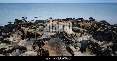 Eine niedrige Horizont und Meer mit exponierten Felsen Stockfoto