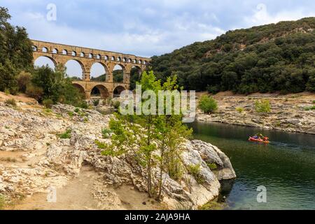 Aquädukt Pont du Gard - die höchsten in Europa. Die Brücke wurde auf den Fluss Gardon in der Provence, Frankreich. Stockfoto