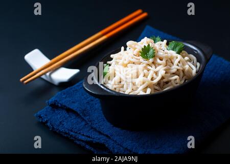 Gesunde Ernährung Konzept bio Nudeln oder Spaghetti Shirataki Konjak in schwarz Keramiktasse mit Kopie Raum Stockfoto