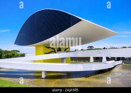 Oscar Niemeyer Museum, auch als MON, in Curitiba, Parana, Brasilien bekannt. Stockfoto