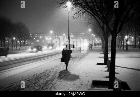 PARIS WINTER - Fußgänger kämpfen WIEDER EINE STARKE SCHNEESCHAUER - LEICA NIGHT STREET FOTOGRAFIE - PARIS STREET FOTOGRAFIE - SILBER FILM © Frédéric BEAUMONT Stockfoto