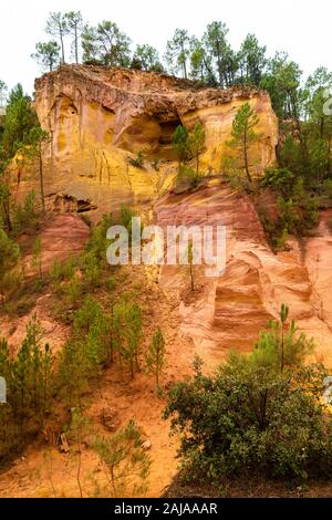 Ocker Trail im Roussillon, Sentier des Ocres, Wanderweg in einer natürlichen bunte Fläche von roten und gelben Felsen in ein stillgelegtes Ocker pigment Steinbruch surrou Stockfoto