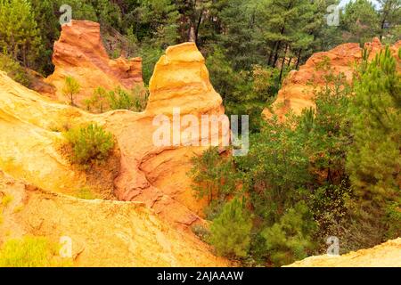 Ocker Trail im Roussillon, Sentier des Ocres, Wanderweg in einer natürlichen bunte Fläche von roten und gelben Felsen in ein stillgelegtes Ocker pigment Steinbruch surrou Stockfoto