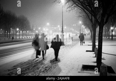 PARIS WINTER - Fußgänger kämpfen WIEDER EINE STARKE SCHNEESCHAUER - LEICA NIGHT STREET FOTOGRAFIE - PARIS STREET FOTOGRAFIE - SILBER FILM © Frédéric BEAUMONT Stockfoto