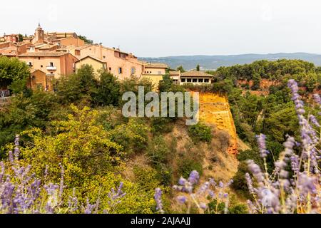 Ocker Trail im Roussillon, Sentier des Ocres, Wanderweg in einer natürlichen bunte Fläche von roten und gelben Felsen in ein stillgelegtes Ocker pigment Steinbruch surrou Stockfoto