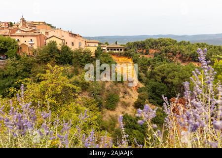 Ocker Trail im Roussillon, Sentier des Ocres, Wanderweg in einer natürlichen bunte Fläche von roten und gelben Felsen in ein stillgelegtes Ocker pigment Steinbruch surrou Stockfoto