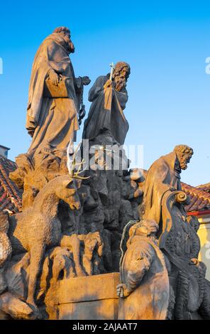 Prag - Die barocke Statuen des hl. Johannes von Matha, Felix von Valois und Saint Ivan auf der Karlsbrücke von Ferdinand Brokoff Stockfoto