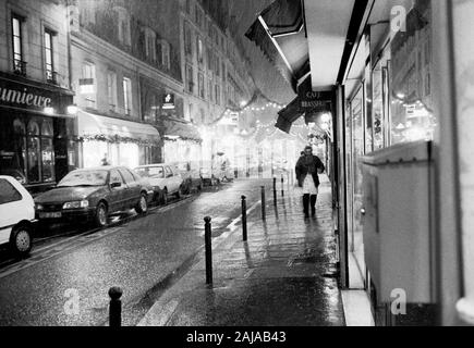 PARIS WINTER - Fußgänger kämpfen WIEDER EINE STARKE SCHNEESCHAUER - LEICA NIGHT STREET FOTOGRAFIE - PARIS STREET FOTOGRAFIE - SILBER FILM © Frédéric BEAUMONT Stockfoto