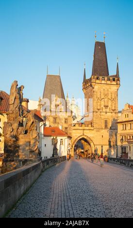 Prag - Die West Tower der Karlsbrücke im Morgenlicht. Stockfoto