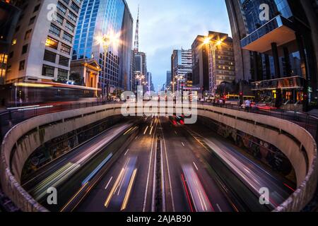 Sao Paulo Stadtbild und des Verkehrs auf der berühmten Paulista Avenue in der Dämmerung in Sao Paulo, Brasilien, Südamerika. Stockfoto