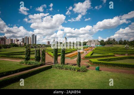 Die botanischen Gärten von Curitiba an einem sonnigen Tag in Curitiba, die Hauptstadt und die größte Stadt im Bundesstaat Parana, Brasilien.