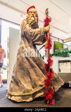 Statue Skulptur von Ian McKellen als Gandalf mit Weihnachtsmütze und Glitter, I-Site, Dezember 2019, Wellington, Neuseeland Stockfoto