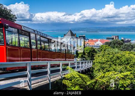 Wellington Cable Car und den Hafen von der Seilbahnstation, Kelburn, Wellington, Neuseeland gesehen Stockfoto