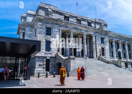 Buddhistische Mönche unter selfie Fotografien auf den Stufen von Parlament, Wellington, Neuseeland Stockfoto