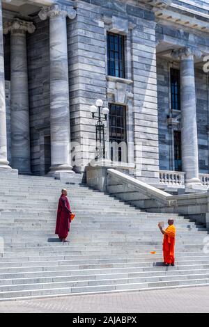 Buddhistische Mönche unter selfie Fotografien auf den Stufen von Parlament, Wellington, Neuseeland Stockfoto