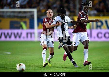 Parma, Italien. 30. September 2019: Gervinho (C) von Parma Calcio konkurriert für die Kugel mit Diego Laxalt (L) und Soualiho Meite (R) von Torino FC während der Serie ein Fußballspiel zwischen Parma Calcio und FC Turin. Parma Calcio gewann 3-2 über Torino FC. Credit: Nicolò Campo/Alamy leben Nachrichten Stockfoto