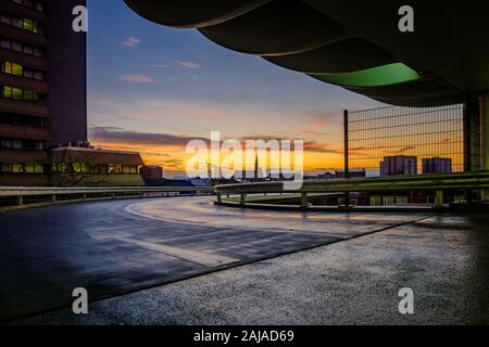 Preston, Lancashire, UK. Der Eingang zum Preston Busbahnhof Parkplatz in der Morgendämmerung. Stockfoto