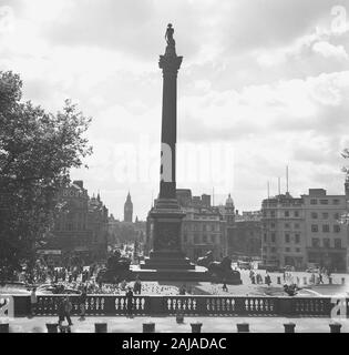 1950er Jahre, historisch, Trafalgar Square, London in dieser Epoche mit dem berühmten Denkmal von Nelsons Säule, das im Jahr 1843 erbaut wurde und Westminster umgibt. Stockfoto