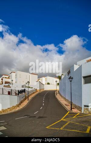 Straße mit typischen Kanarischen Stil Ferienwohnungen in Costa Adeje, Teneriffa, Kanarische Inseln Stockfoto