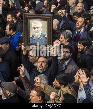 Teheran, Iran. 03 Jan, 2020. Tausende Iraner gehen auf die Straße, da sie den Tod der Iranischen Revolutionären Garde Commander Qassem Soleimani während einer Demonstration nach dem Freitagsgebet in Teheran, Iran, am 3. Januar 2020 trauern. Soleimani wurde von der US-amerikanischen Luftangriff in Bagdad, Irak getötet. Foto von Maryam Rahmanian/UPI Quelle: UPI/Alamy leben Nachrichten Stockfoto