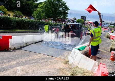 Auto springt über Rampe in Portishead Seifenkistenrennen 2019 Stockfoto