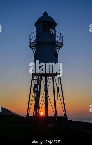 Sonnenuntergang am Schwarzen Nore Leuchtturm an Portishead, Somerset, England Stockfoto