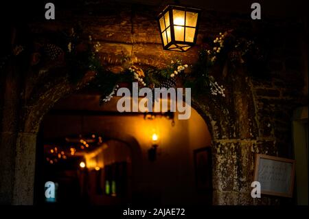 Festliche Tür mit Lantern in Lacock Village, Wiltshire, Großbritannien Stockfoto