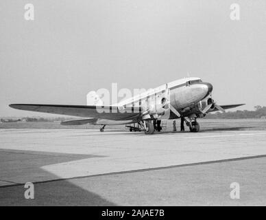 Vintage schwarz-weiß Foto eines Douglas C-47, DC-3, Dakota, Airliner der kurzlebigen britische Fluggesellschaft, Don Everall Luftfahrt, der Registrierung G-ANEG. Flugzeuge wird für den Flug vorbereitet. Stockfoto