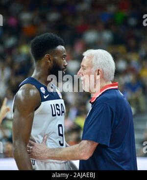 Gregg Popovich spricht mit Jaylen Braun. USA gegen Frankreich. FIBA Basketball Wm China 2019, Qua Stockfoto