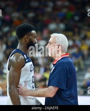 Gregg Popovich spricht mit Jaylen Braun. USA gegen Frankreich. FIBA Basketball Wm China 2019, Qua Stockfoto