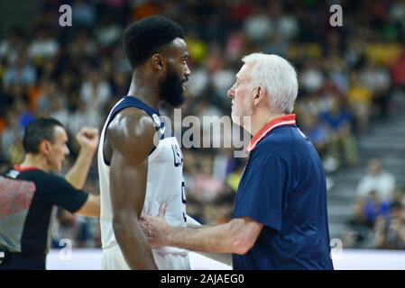 Gregg Popovich spricht mit Jaylen Braun. USA gegen Frankreich. FIBA Basketball Wm China 2019, Qua Stockfoto