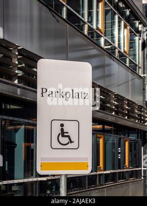 Melden Behinderte Parkplatz in Deutschland Stockfoto