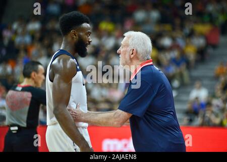 Gregg Popovich spricht mit Jaylen Braun. USA gegen Frankreich. FIBA Basketball Wm China 2019, Qua Stockfoto