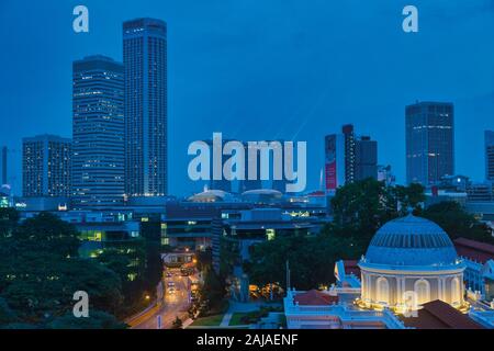 Nachtaufnahme, Singapur. Insgesamt hoher Aussicht, Singapur Stadt. Die drei Türme in der Mitte gehören zu den Marina Bay Sands Hotel und Skypark. Stockfoto