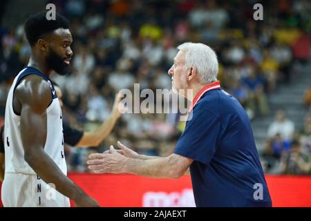 Gregg Popovich spricht mit Jaylen Braun. USA gegen Frankreich. FIBA Basketball Wm China 2019, Qua Stockfoto