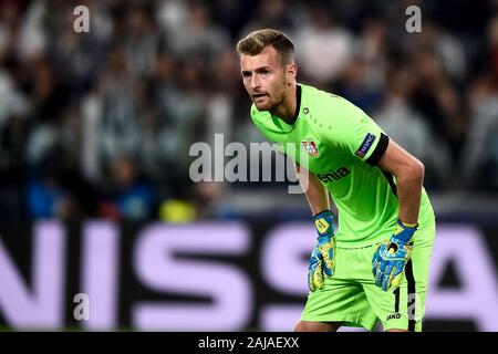 Turin, Italien. 1. Oktober, 2019: Lukas Hradecky von Bayer Leverkusen schaut während der UEFA Champions League zwischen Juventus FC und Bayer Leverkusen. FC Juventus gewann 3-0 über Bayer Leverkusen. Credit: Nicolò Campo/Alamy leben Nachrichten Stockfoto