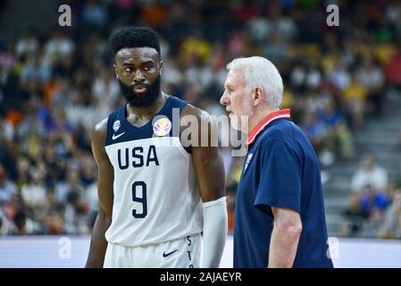 Gregg Popovich spricht mit Jaylen Braun. USA gegen Frankreich. FIBA Basketball Wm China 2019, Qua Stockfoto