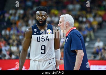 Gregg Popovich spricht mit Jaylen Braun. USA gegen Frankreich. FIBA Basketball Wm China 2019, Qua Stockfoto