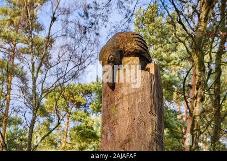 Aus Holz geschnitzte Carving Skulptur eines Raben auf einem Beitrag von Woodland Trail in Royal Sandringham in Norfolk Stockfoto