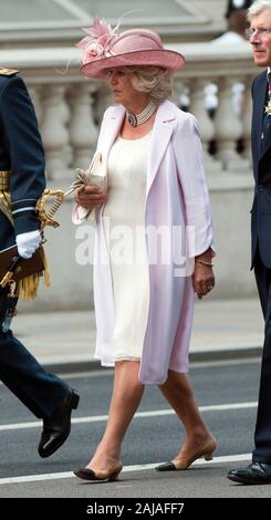 Der Prinz von Wales durch die Herzogin von Cornwall und Premierminister David Cameron, Veteranen, die an einem Gottesdienst zum 65. Jahrestag des Sieges ueber Japan Tag am Ehrenmal in London zu versehen sind. Stockfoto